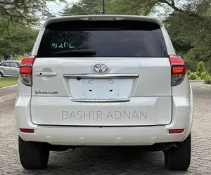 Toyota Vanguard 2010 White
