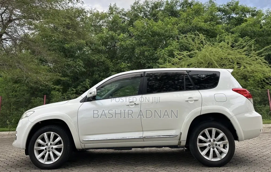 Toyota Vanguard 2010 White
