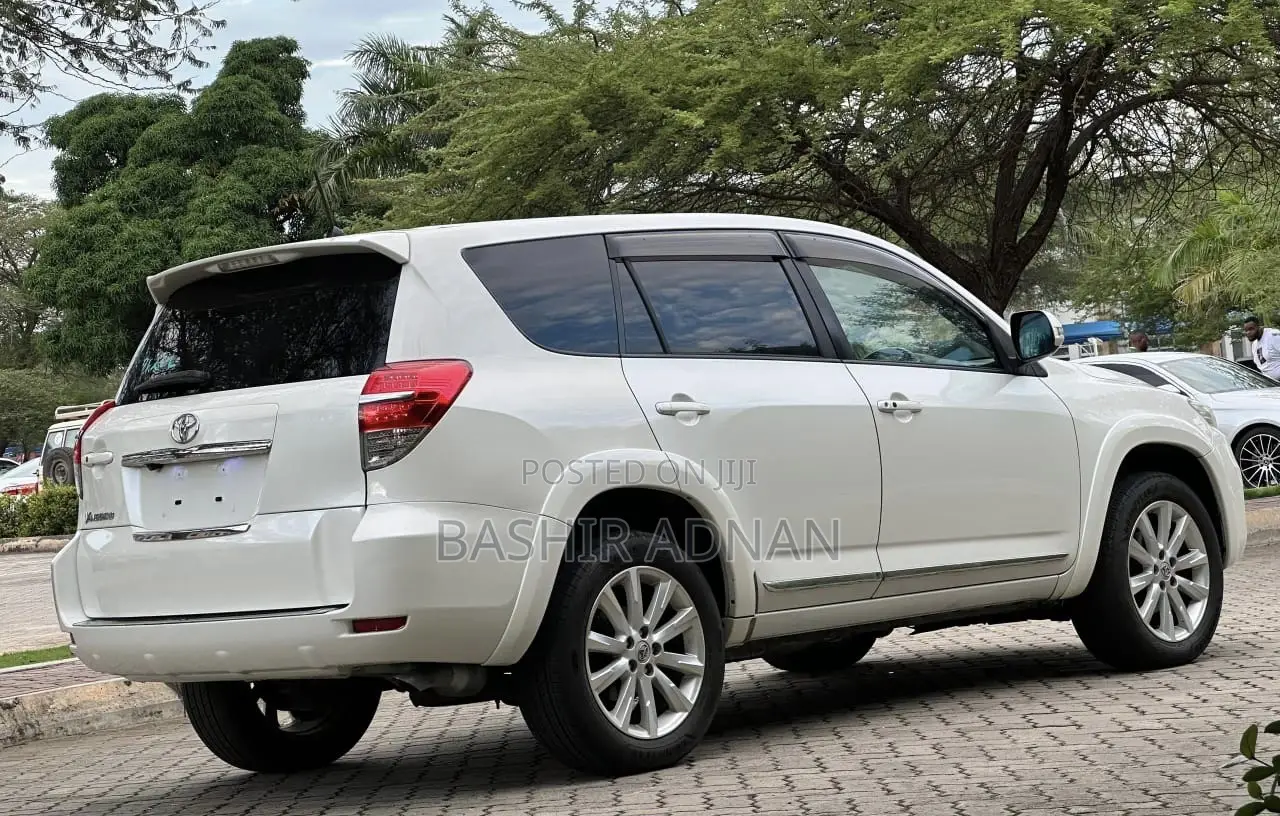 Toyota Vanguard 2010 White