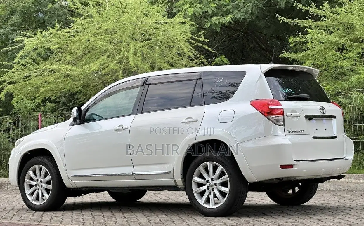 Toyota Vanguard 2010 White
