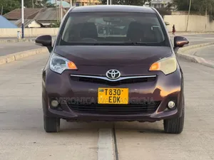 Toyota Ractis 2010 Maroon