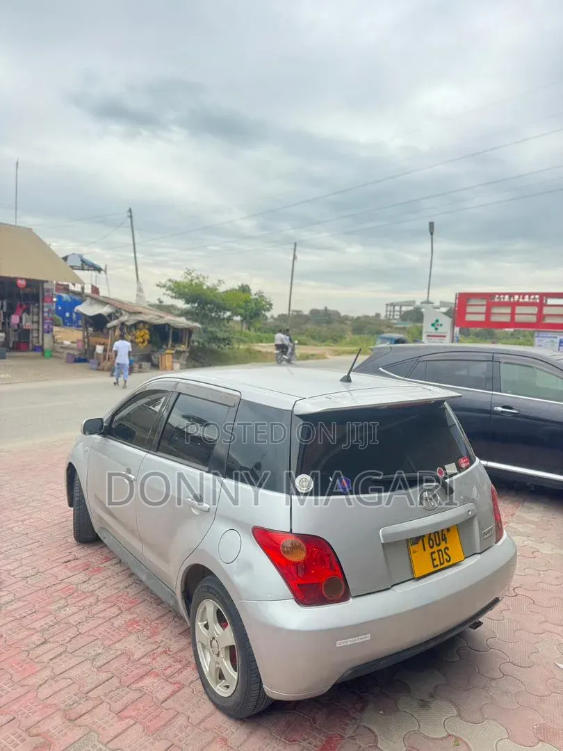 Toyota IST 2004 Silver
