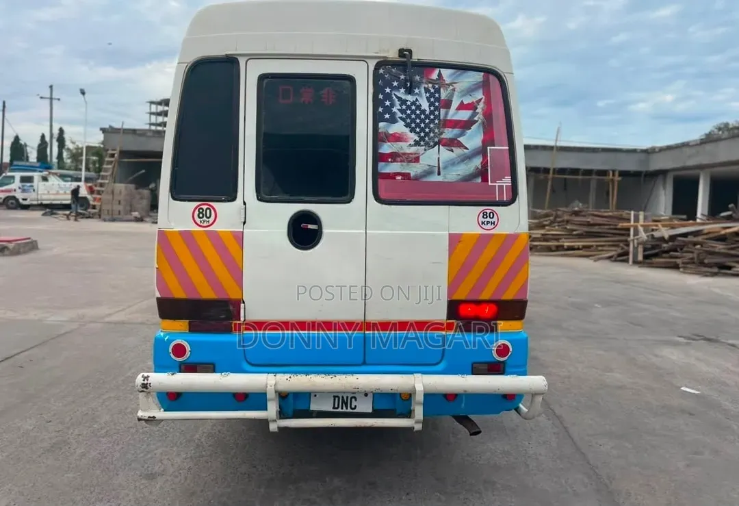 Mitsubishi Fuso Rosa 2000 White