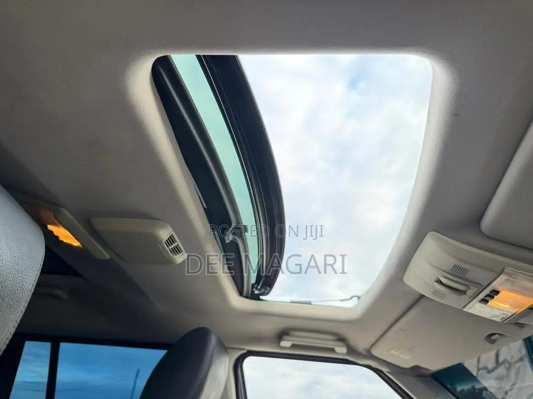 Land Rover Discovery 2011 White