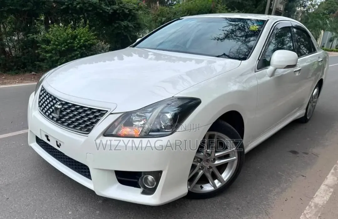 Toyota Crown 2011 Off white