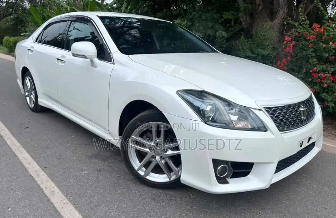 Toyota Crown 2011 Off white