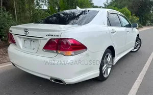 Toyota Crown 2011 Off white