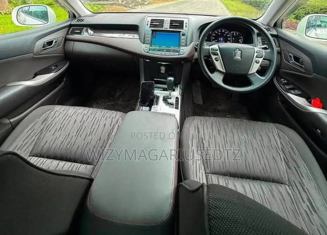 Toyota Crown 2011 Off white