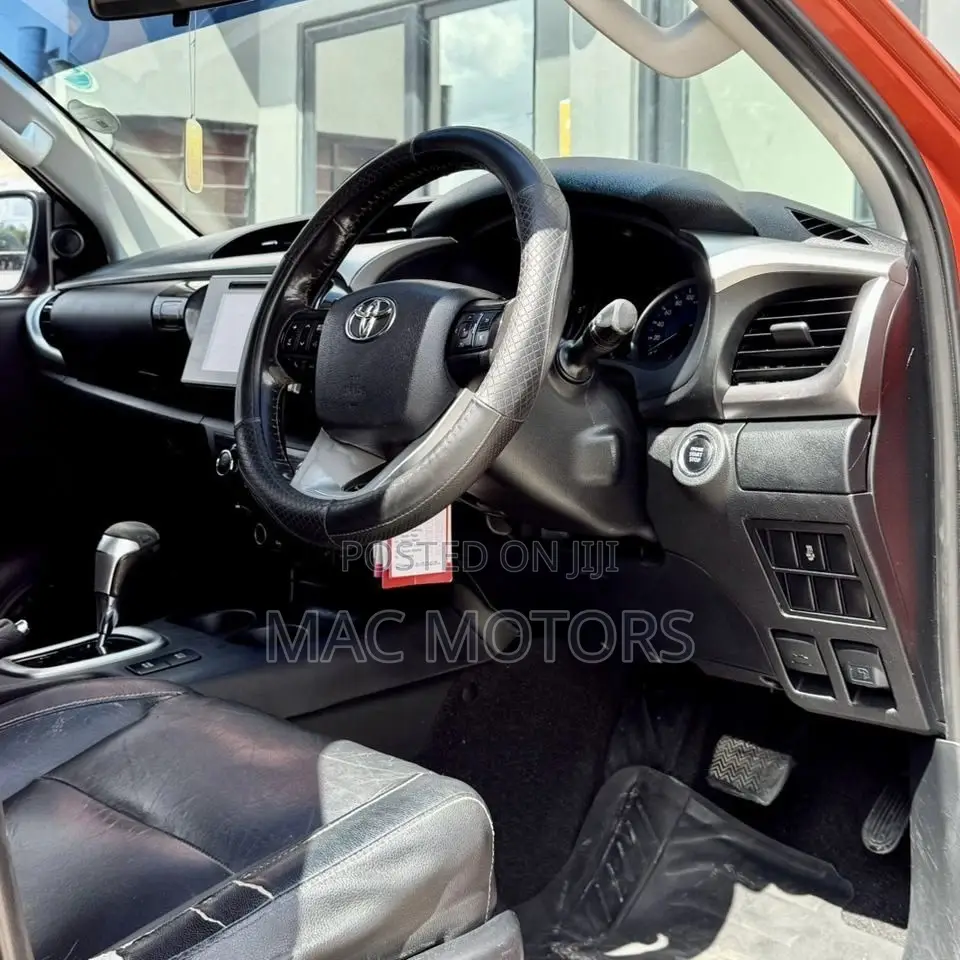 Toyota Hilux 2015 Orange