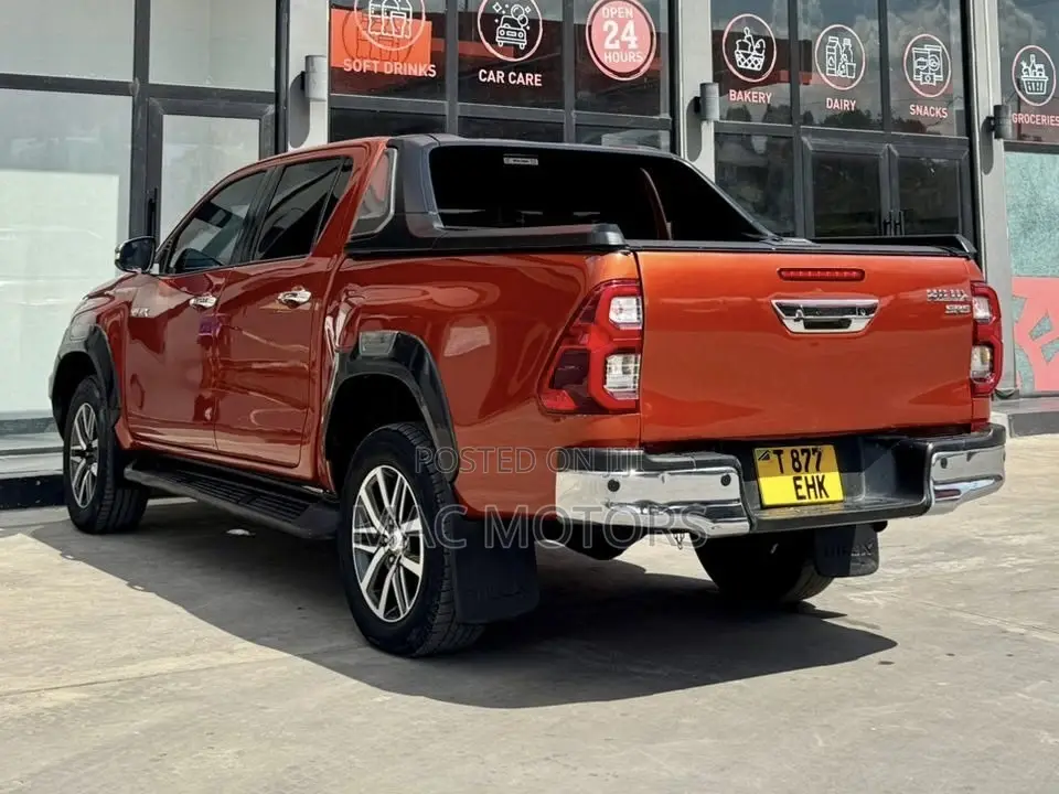 Toyota Hilux 2015 Orange