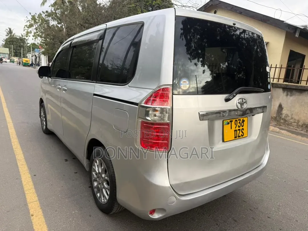 Toyota Noah 2007 Silver