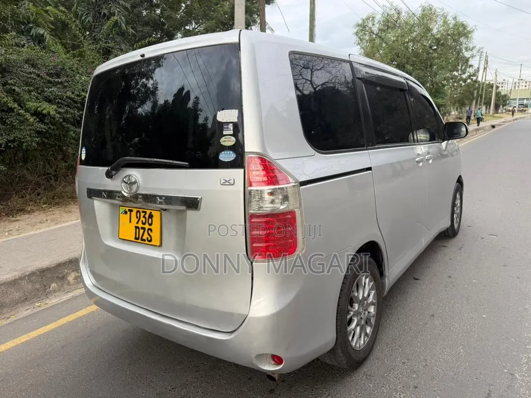 Toyota Noah 2007 Silver