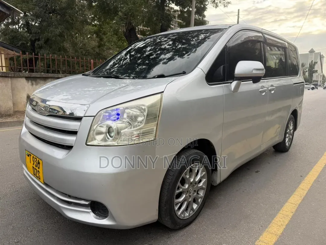 Toyota Noah 2007 Silver