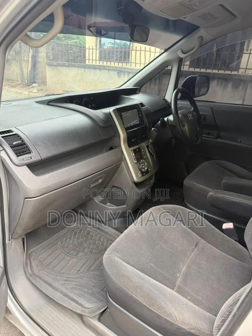 Toyota Noah 2007 Silver