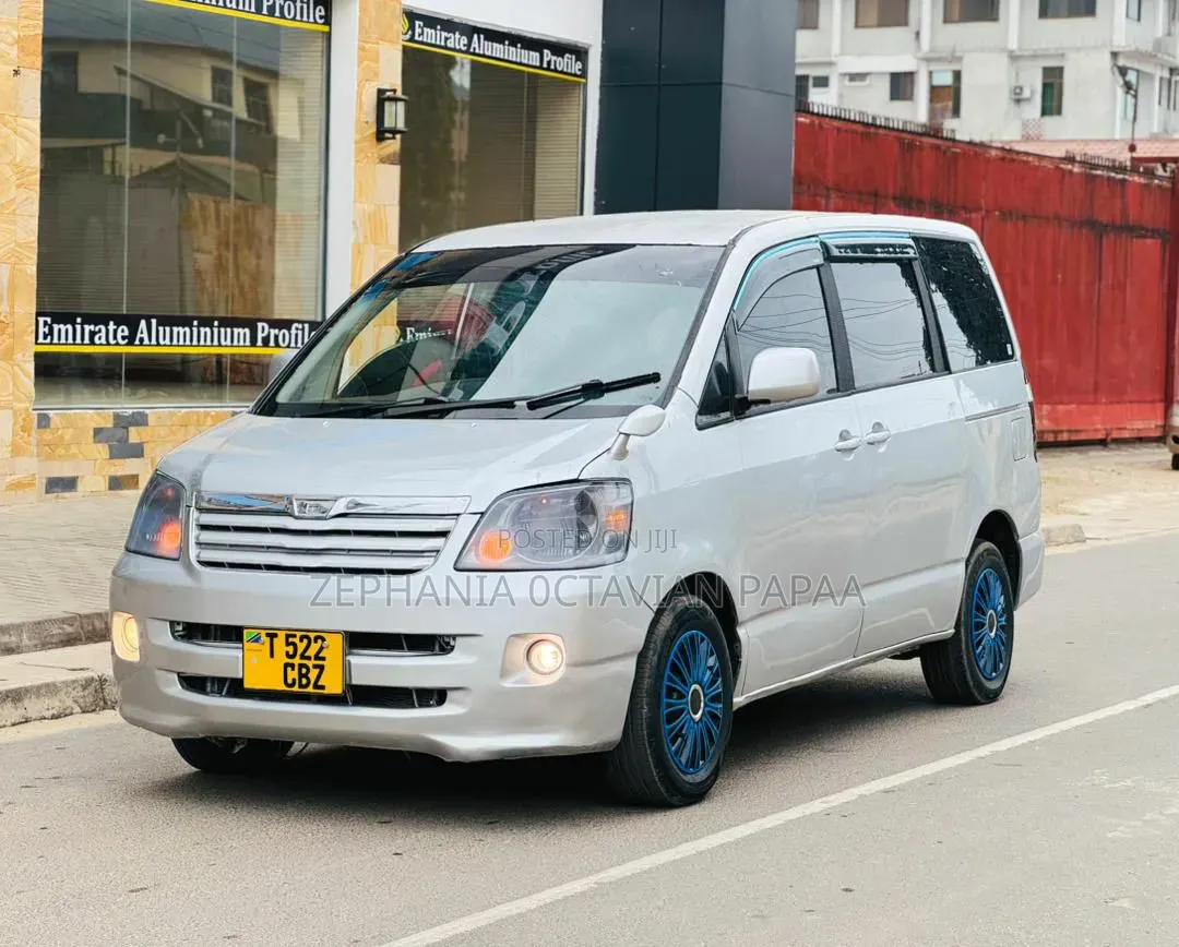 Toyota Noah 2004 Silver