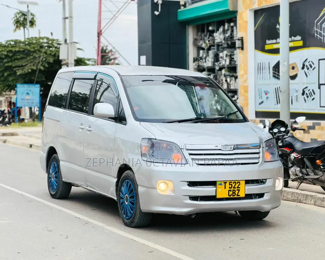 Toyota Noah 2004 Silver
