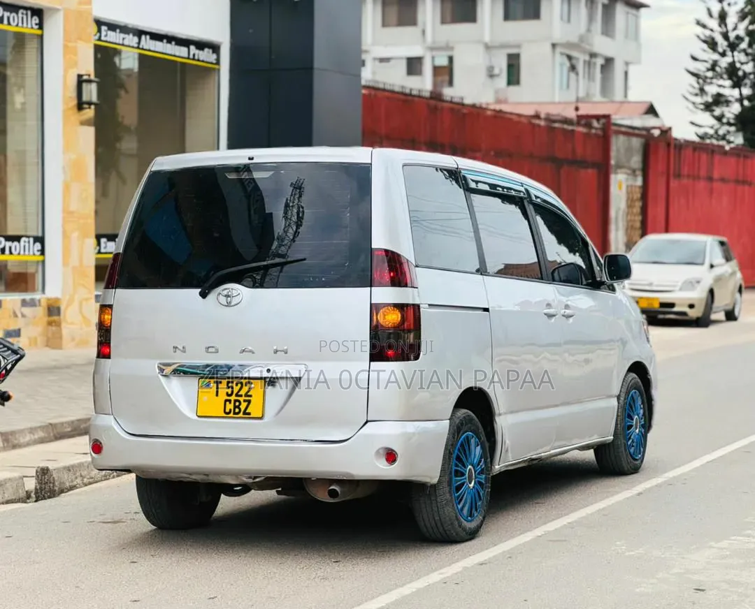 Toyota Noah 2004 Silver