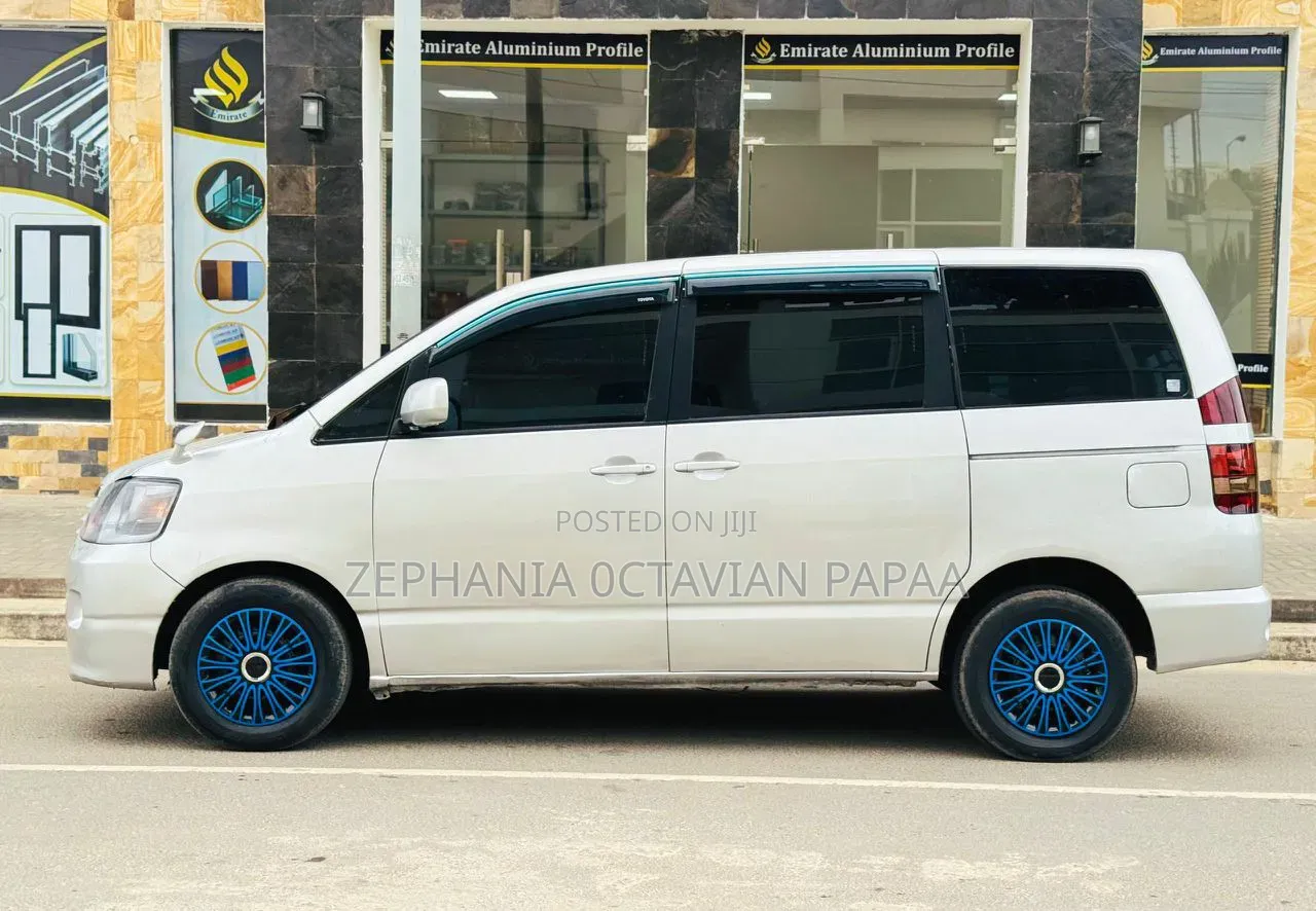 Toyota Noah 2004 Silver