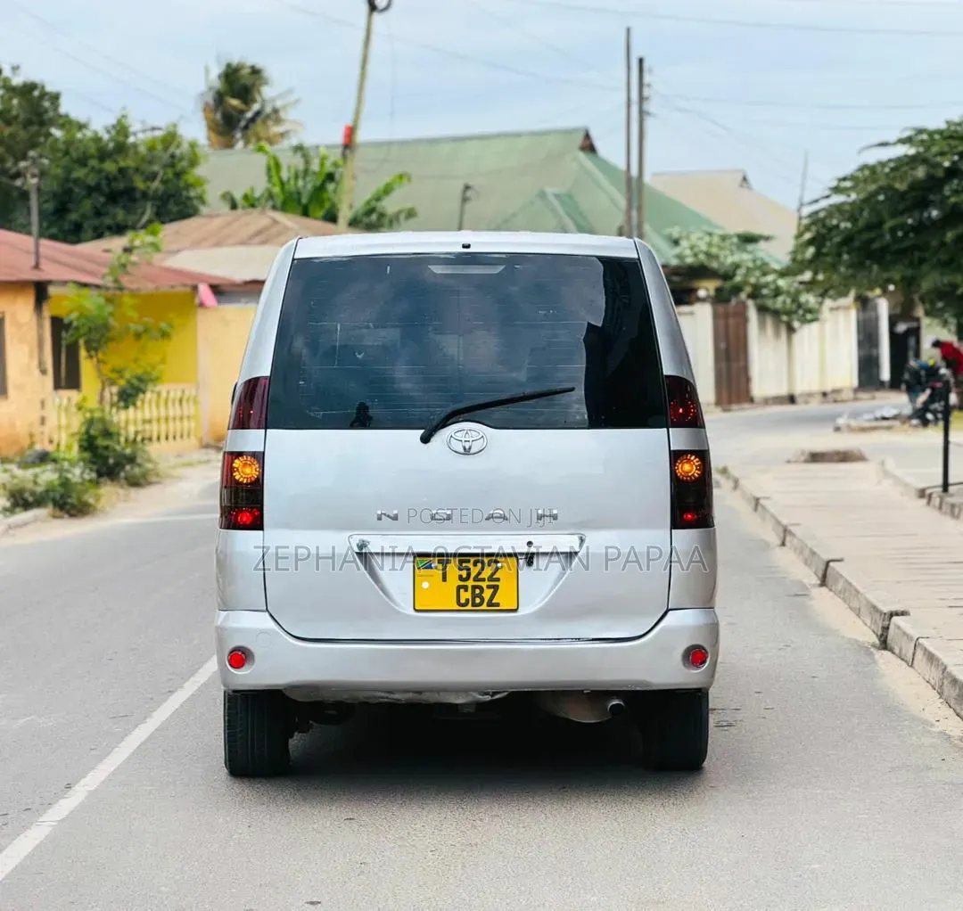 Toyota Noah 2004 Silver