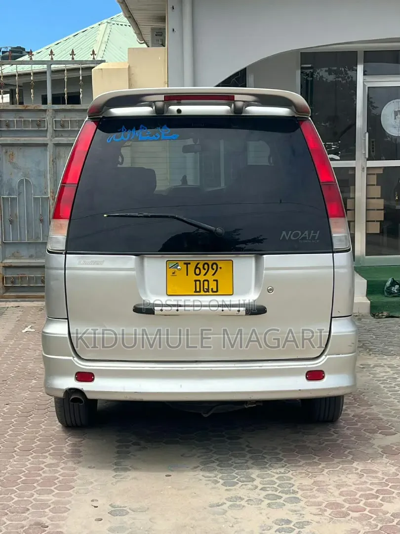 Toyota Noah 2001 Silver