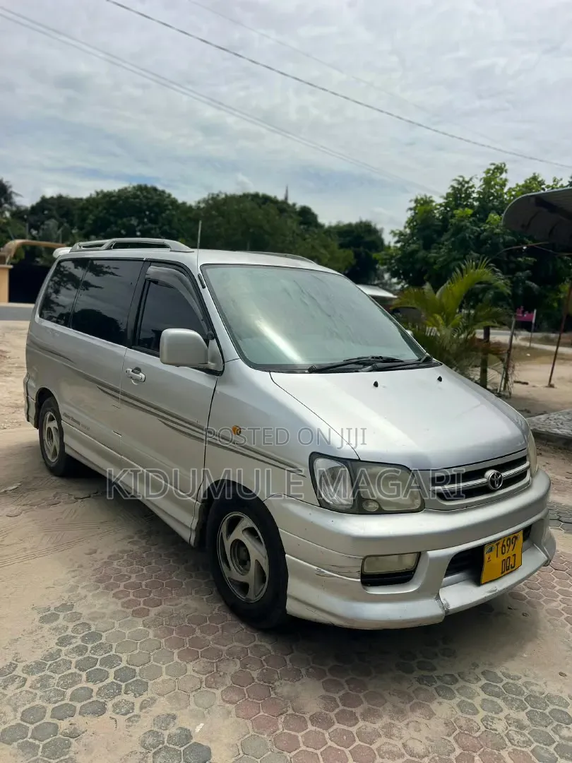 Toyota Noah 2001 Silver