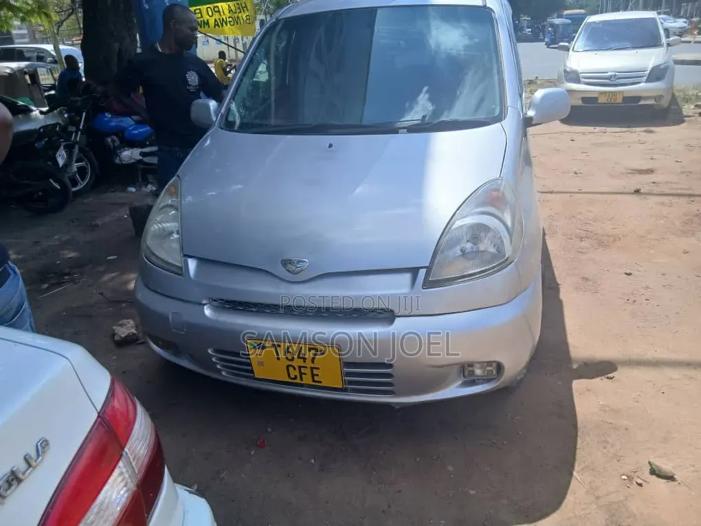 Toyota Fun Cargo 2005 Silver