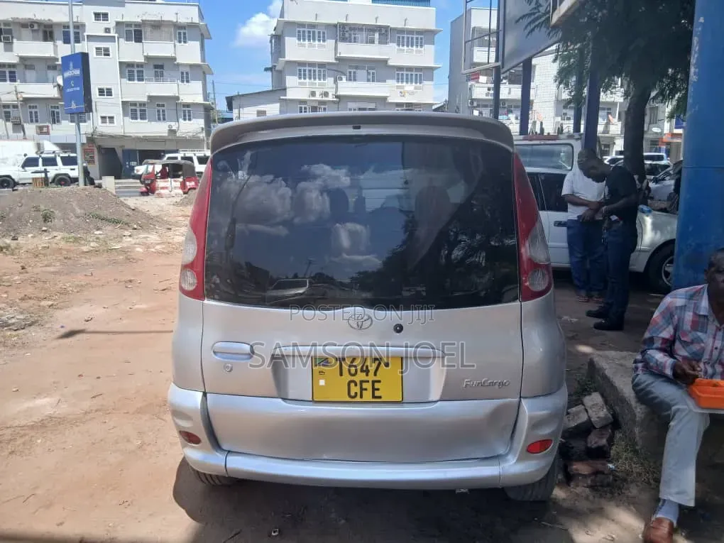 Toyota Fun Cargo 2005 Silver