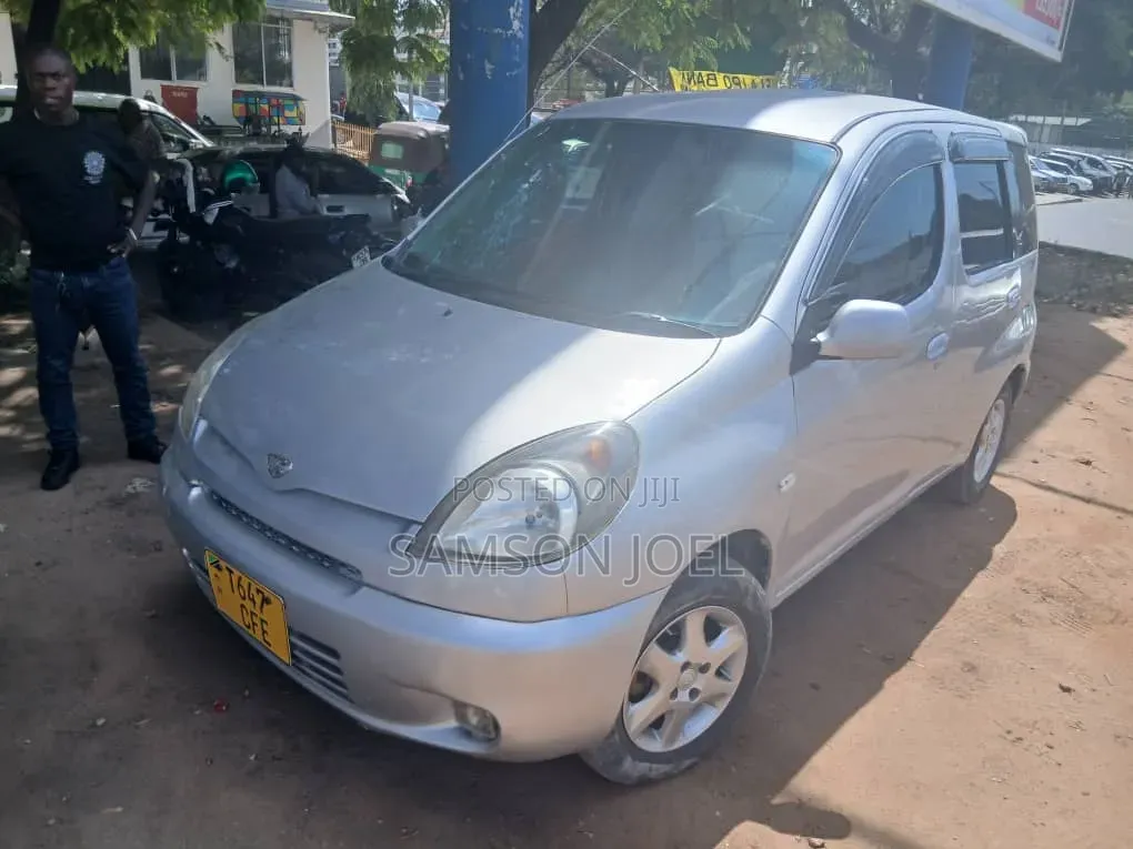 Toyota Fun Cargo 2005 Silver