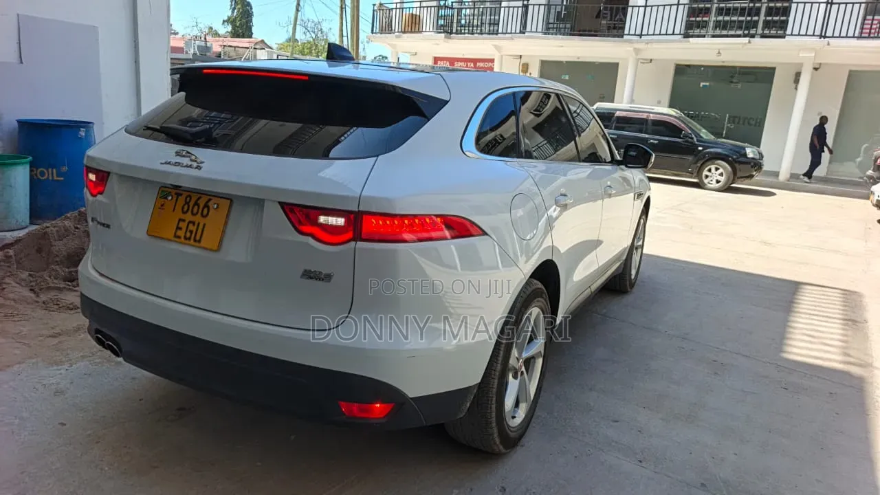Jaguar F-Pace 2019 White