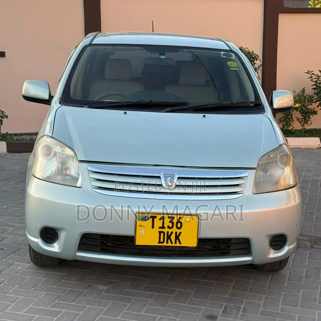 Toyota Raum 2004 Silver