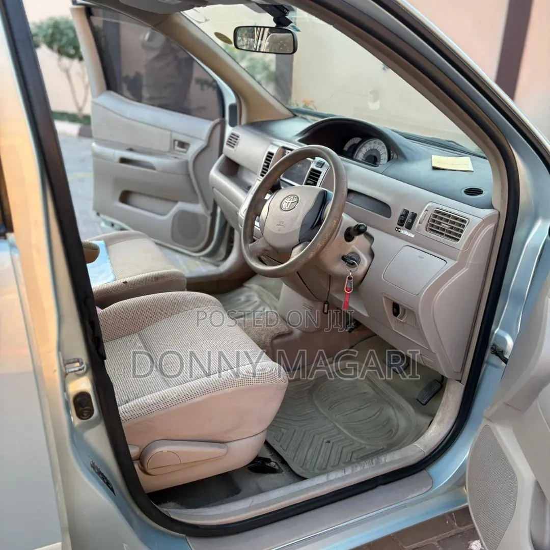 Toyota Raum 2004 Silver