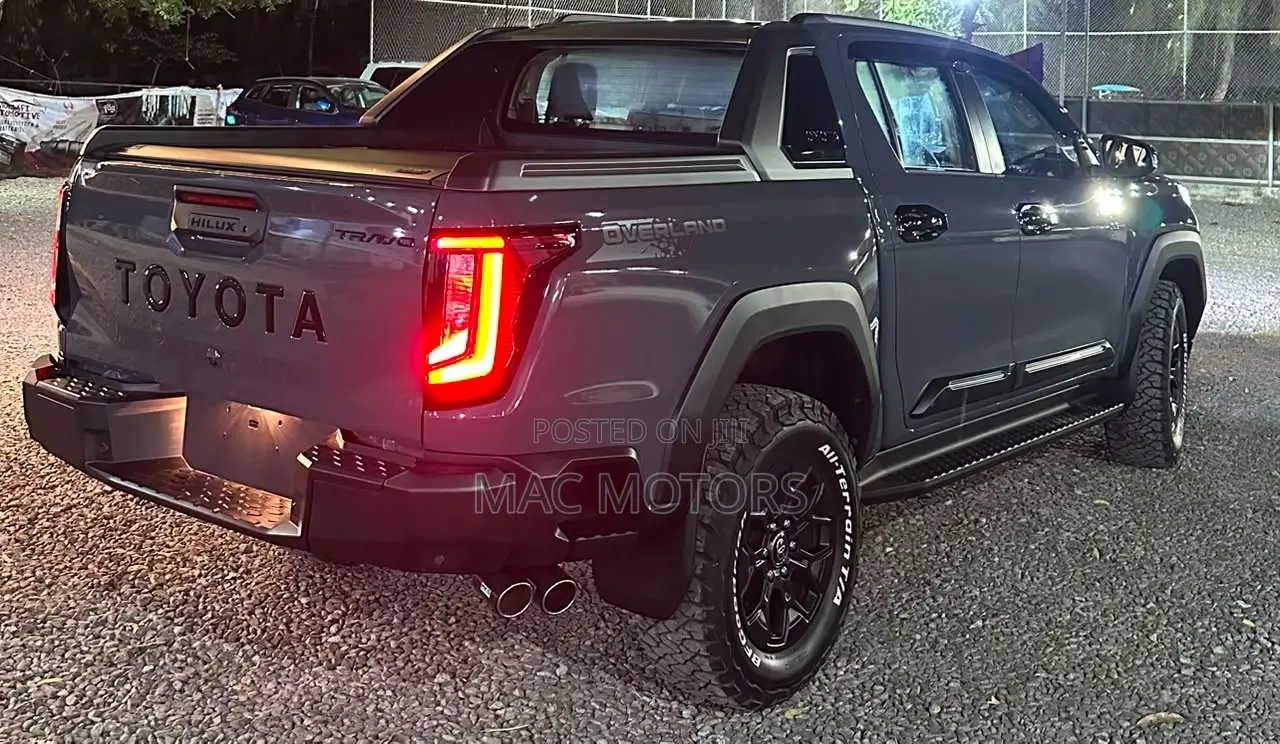 New Toyota Hilux High 2026 Gray