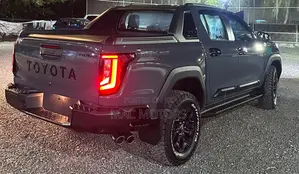 New Toyota Hilux High 2026 Gray