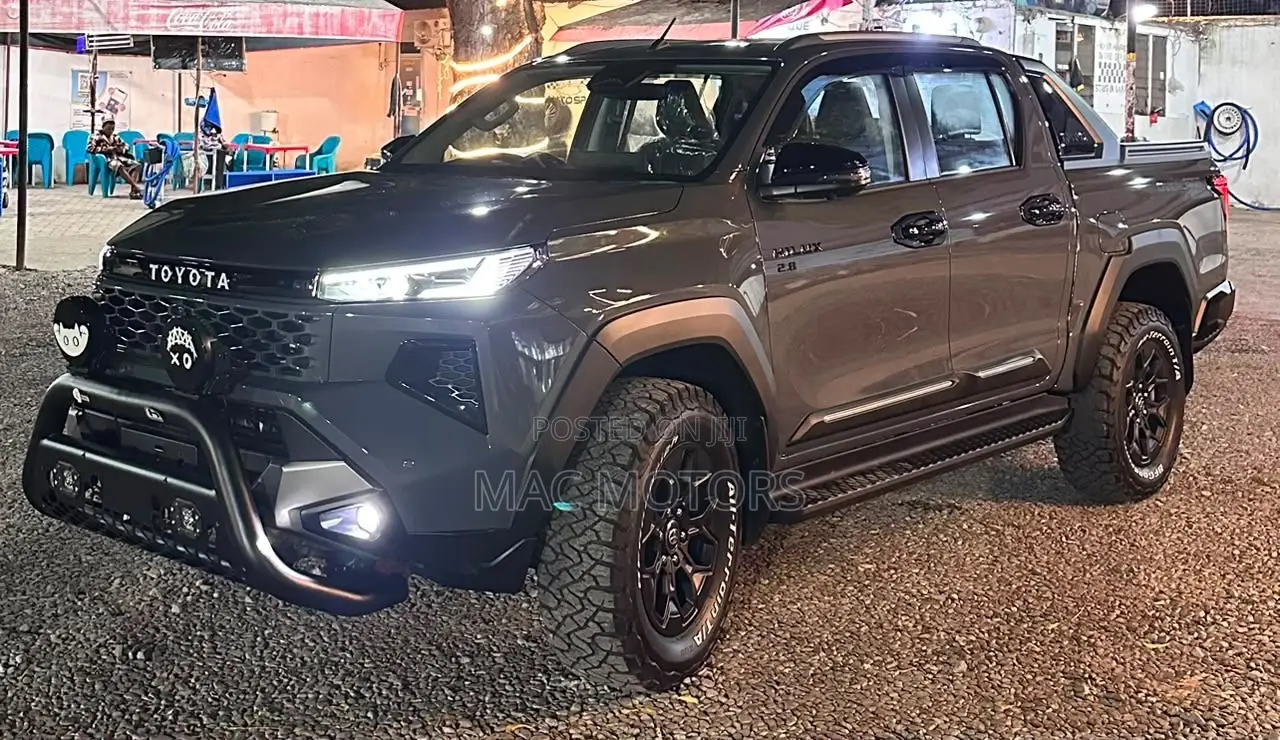 New Toyota Hilux High 2026 Gray