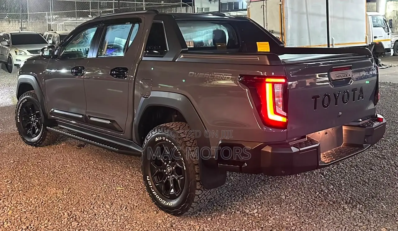 New Toyota Hilux High 2026 Gray