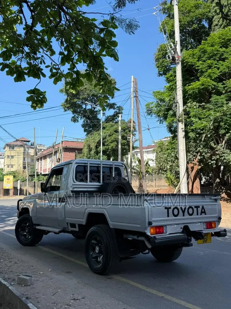 Toyota Land Cruiser 2010 White