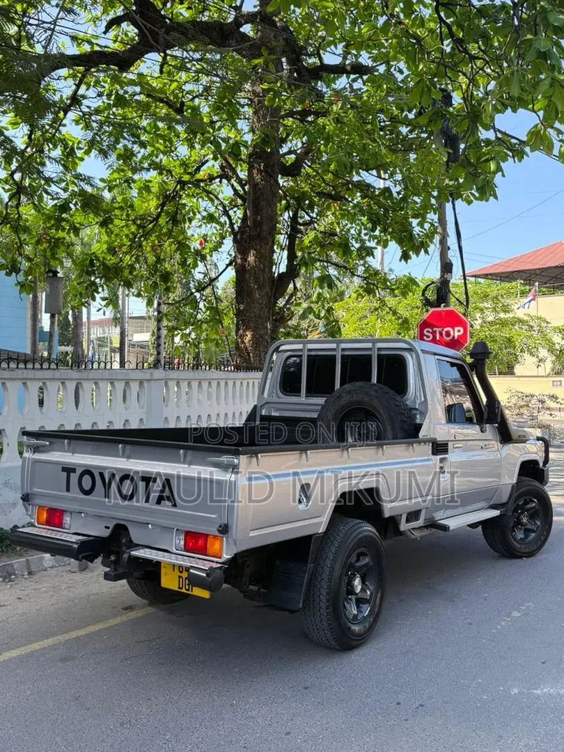 Toyota Land Cruiser 2010 White
