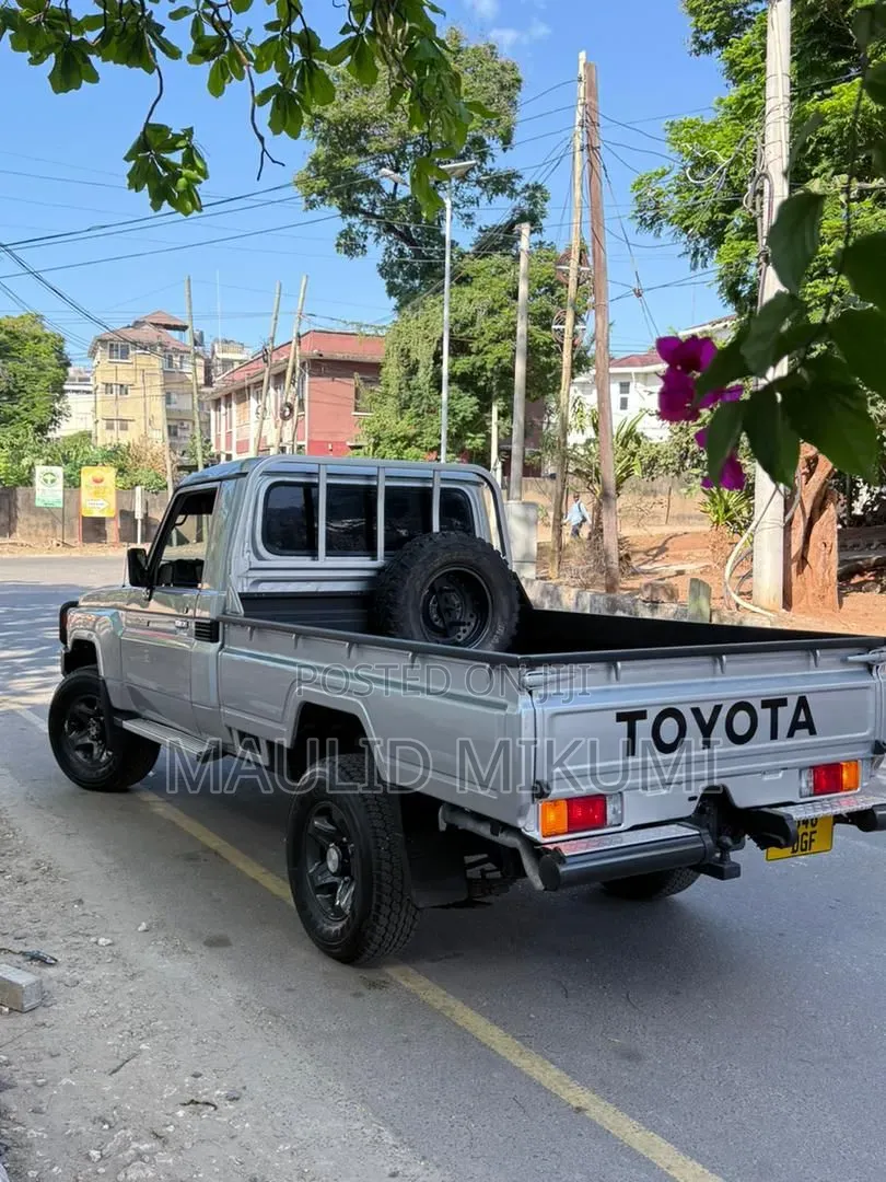 Toyota Land Cruiser 2010 White