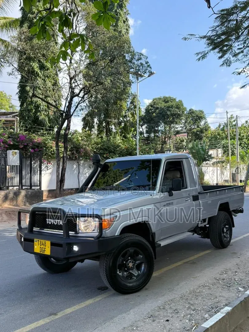 Toyota Land Cruiser 2010 White