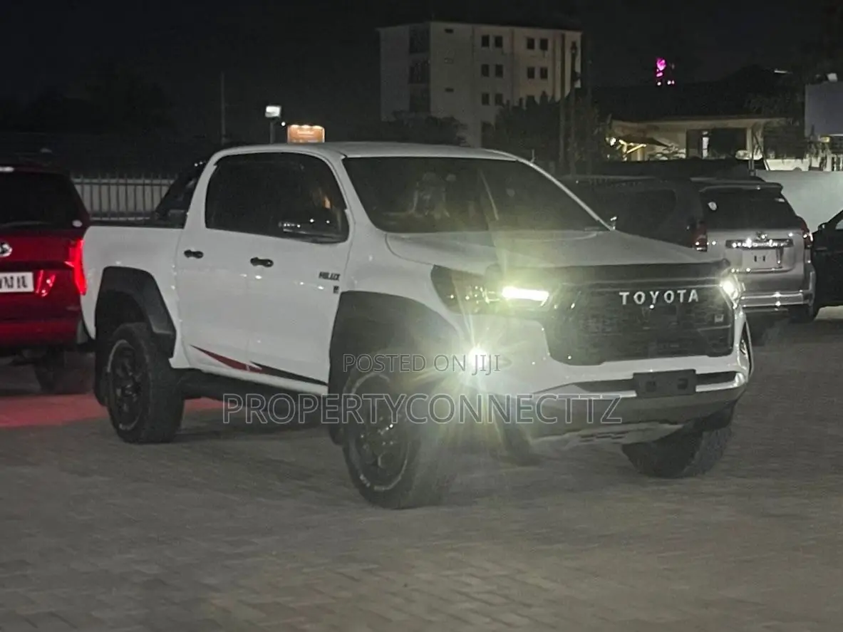 Toyota Hilux 2025 White