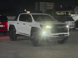 Toyota Hilux 2025 White