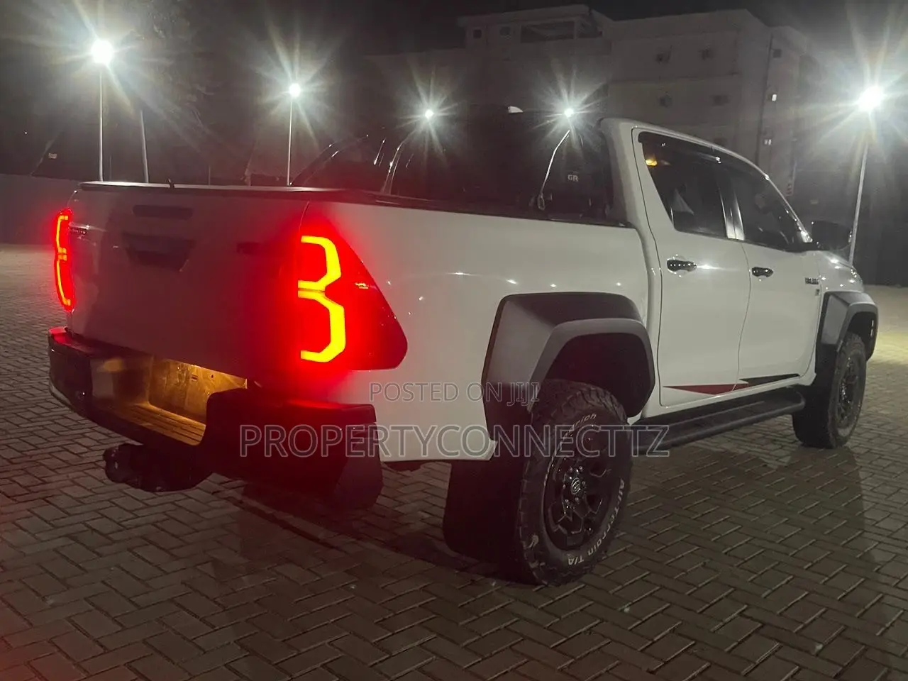Toyota Hilux 2025 White