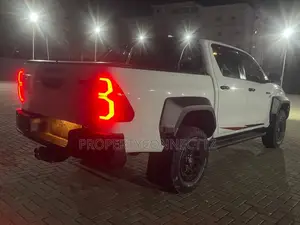 Toyota Hilux 2025 White