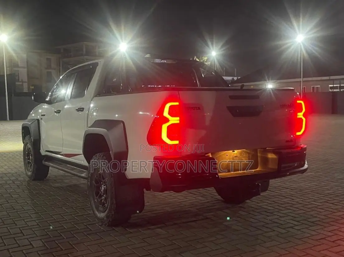 Toyota Hilux 2025 White