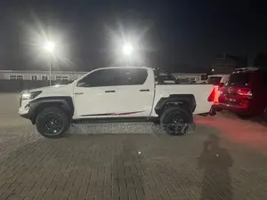 Toyota Hilux 2025 White