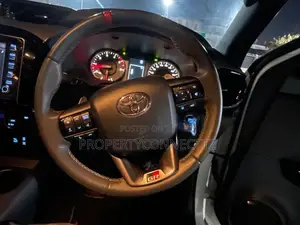 Toyota Hilux 2025 White