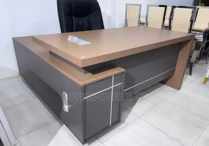 Executive Table (Strips)