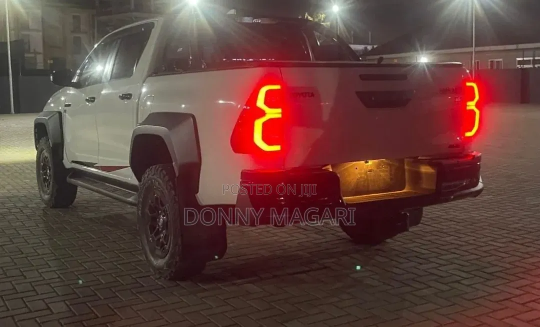 Toyota Hilux 2025 White