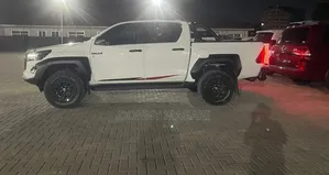 Toyota Hilux 2025 White