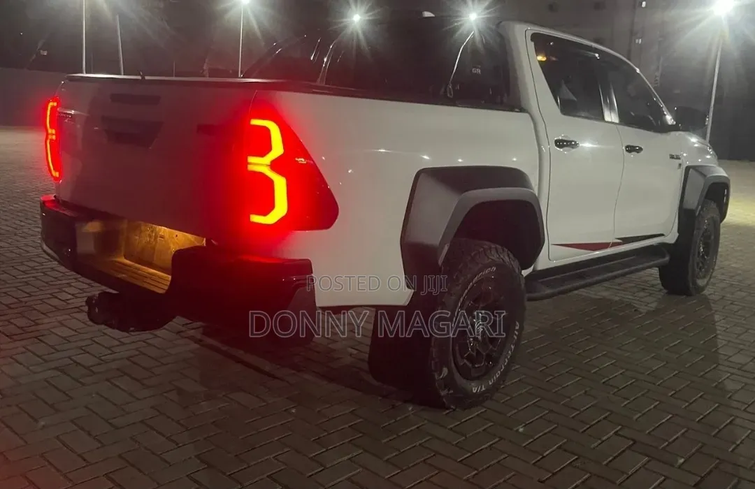 Toyota Hilux 2025 White